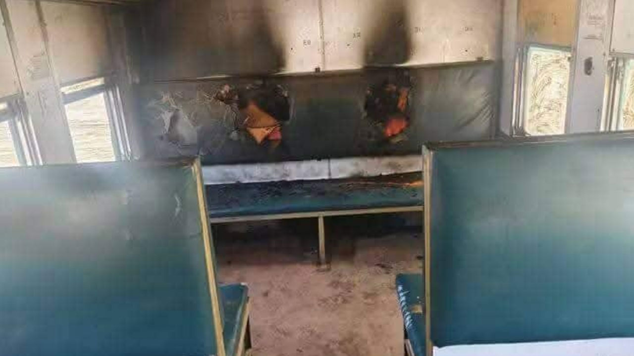 ময়মনসিংহে ট্রেনে দুর্বৃত্তদের আগুন